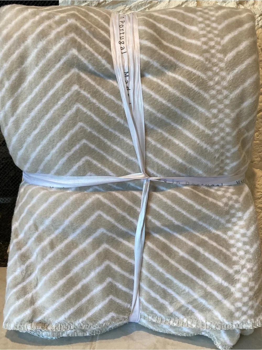 NEW Docofil White Soft Blanket featuring a light gray/white chevronpattern
